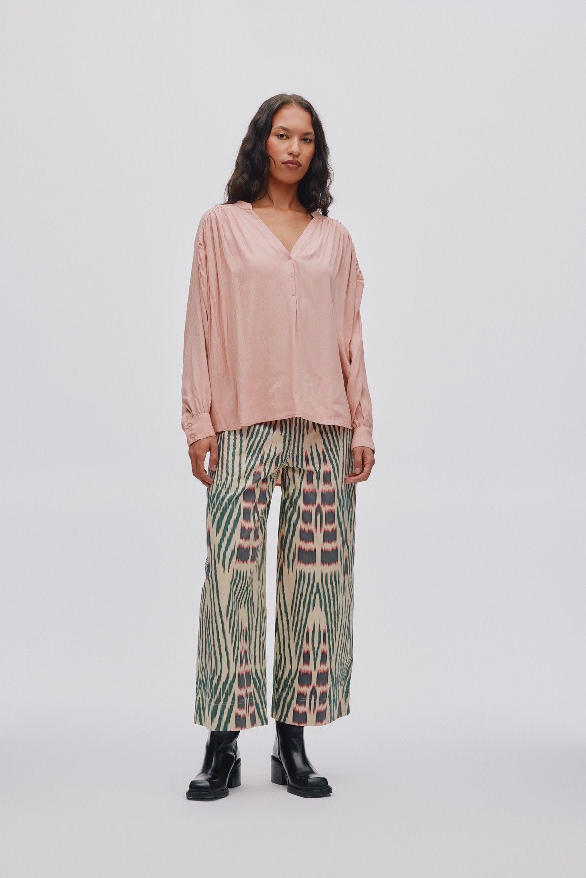 Amari - Ikat combat crop pants I Forest pink sand