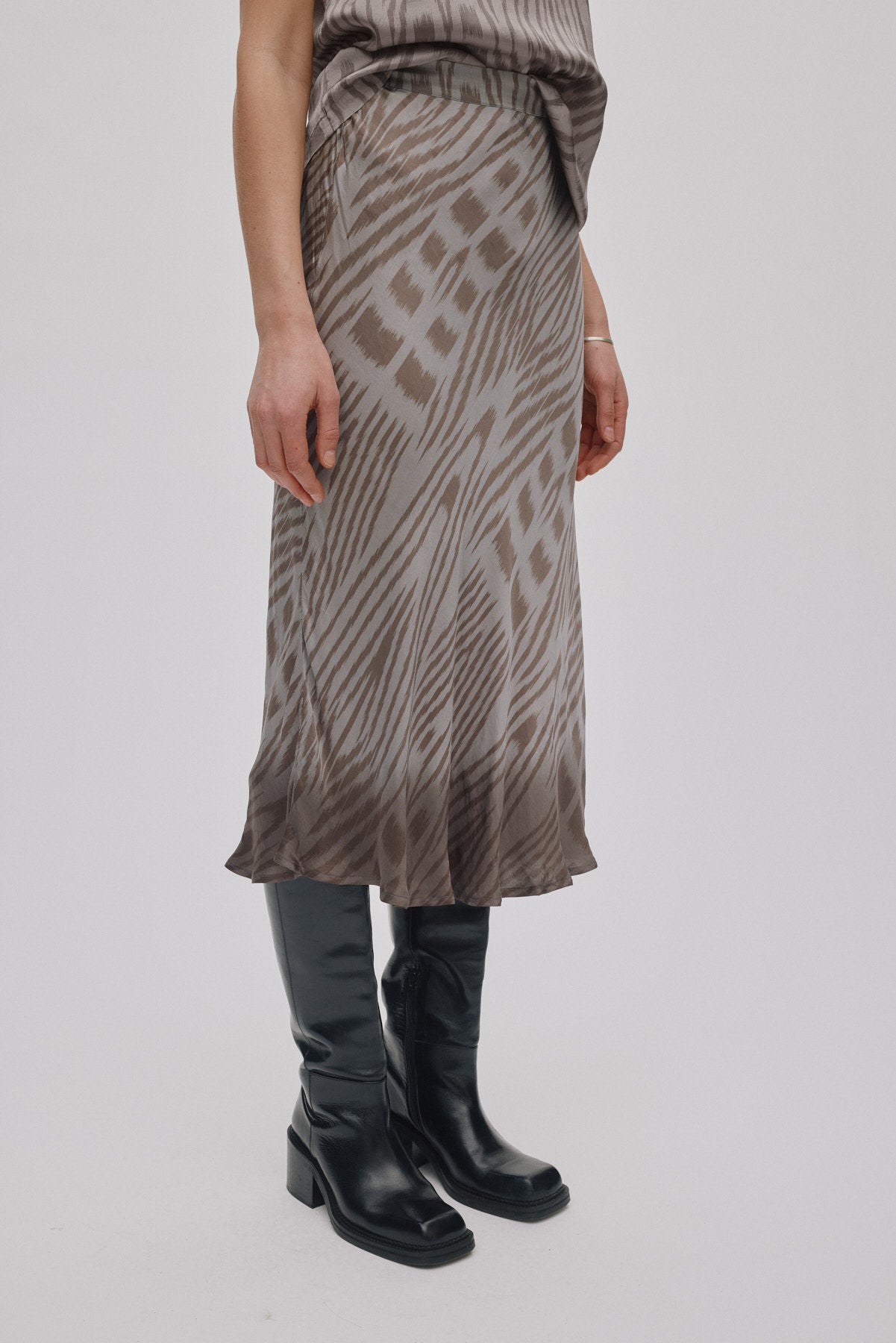 Elmi - Ombre ikat crop bias skirt I Asphalt combo