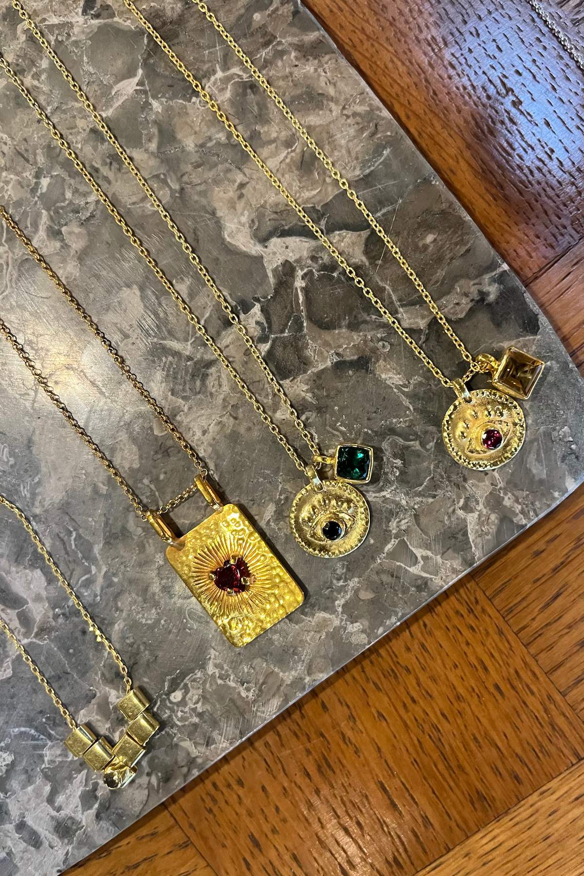 Heart pendant necklace - Nafsu I Gold w/ red stone