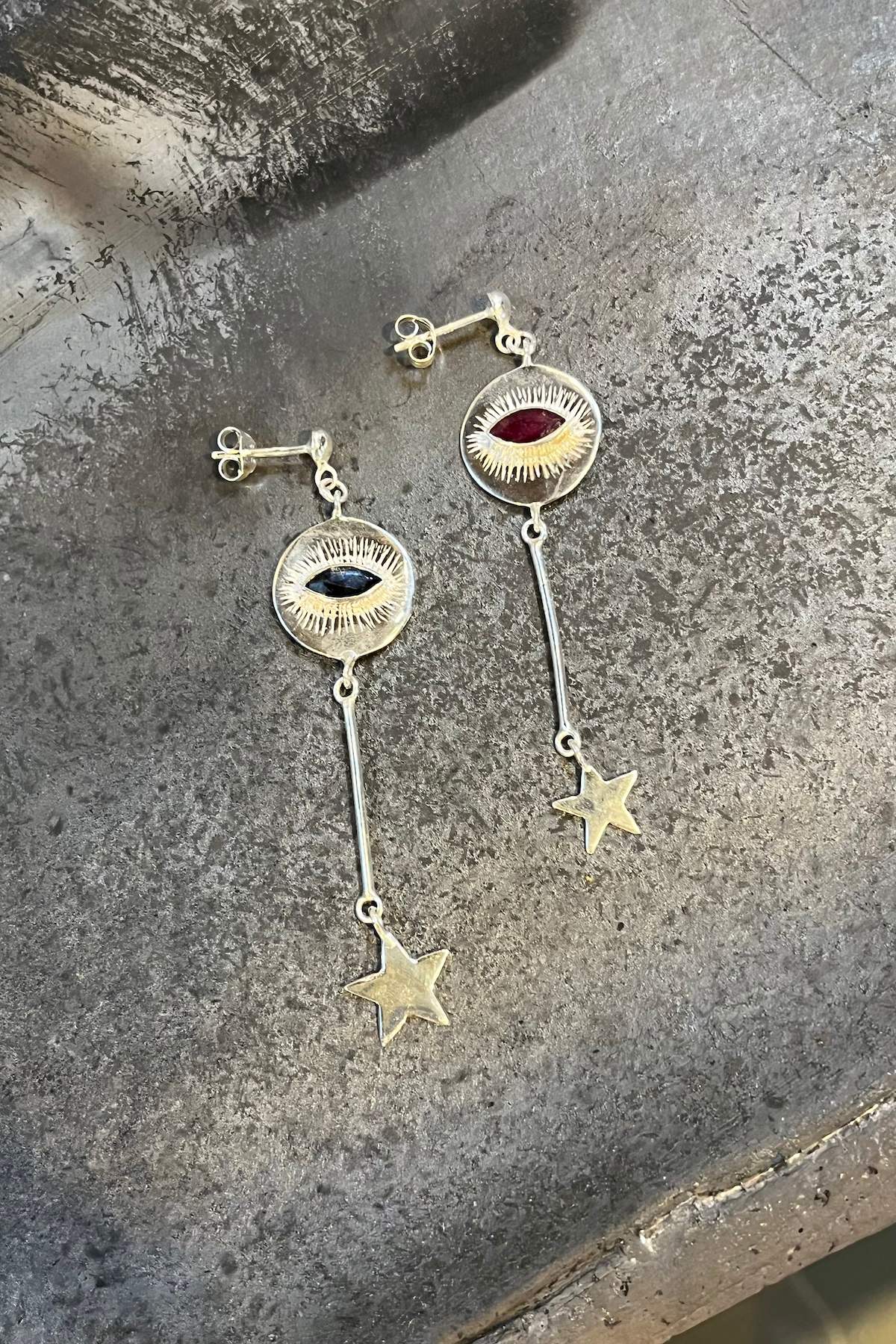 Nafsu - Long Silver eye earstick w/star pendant I Black Sapphire