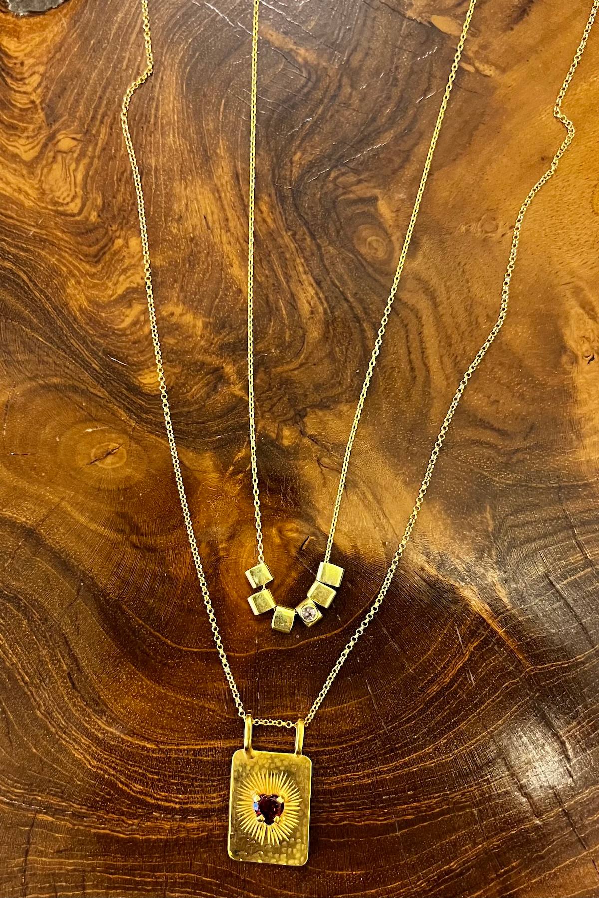 Heart pendant necklace - Nafsu I Gold w/ red stone