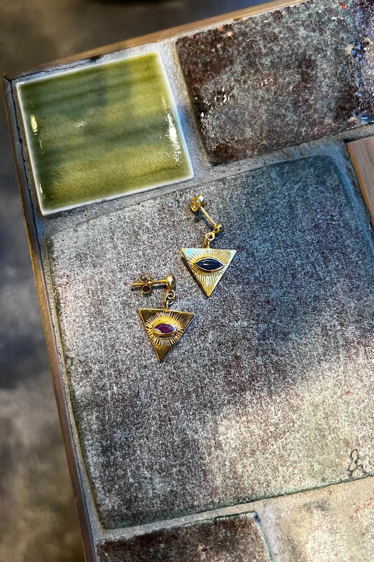 Gold Earstick w/ triangle eye pendant - Nafsu I Black Sapphire