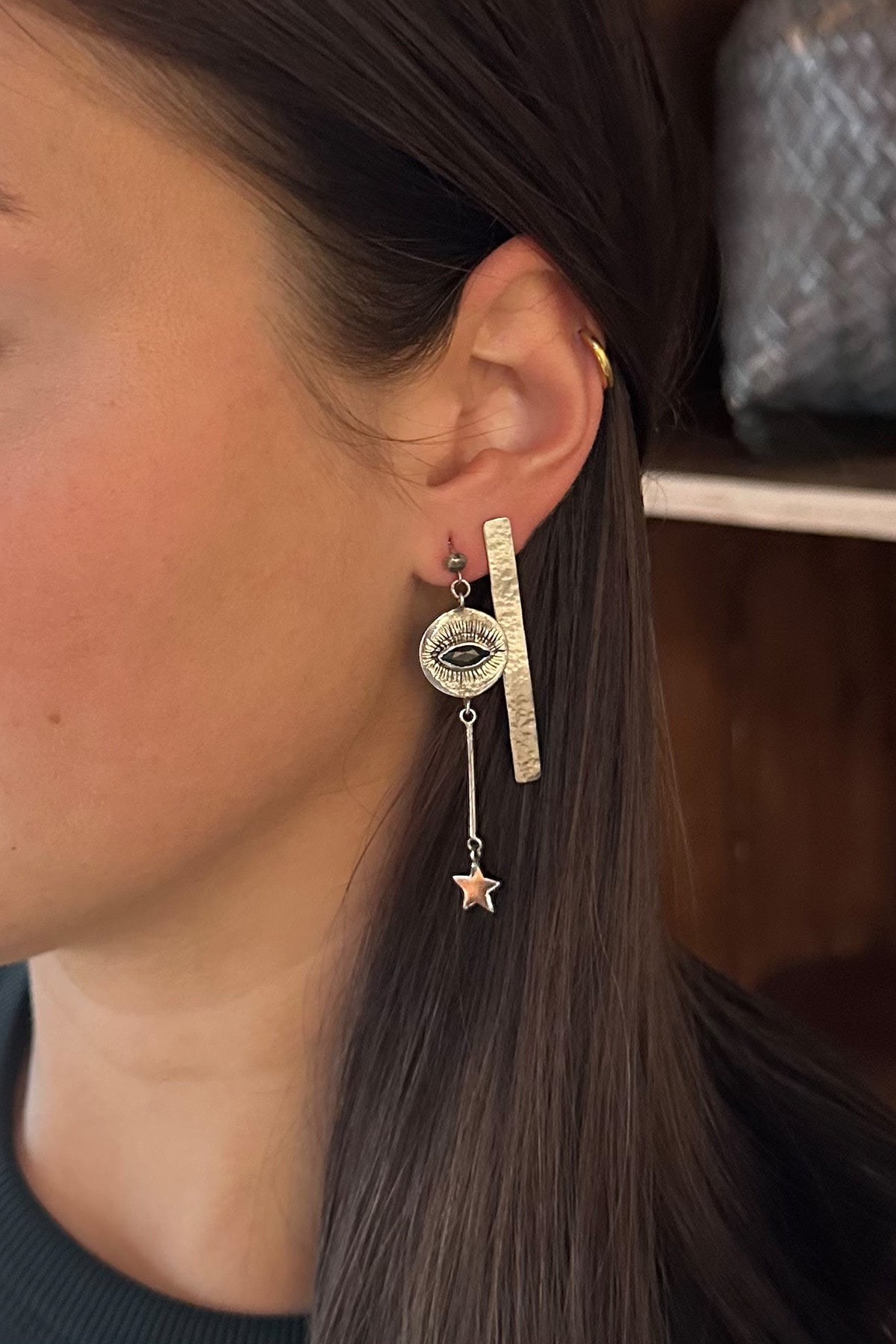 Nafsu - Long Silver eye earstick w/star pendant I Black Sapphire