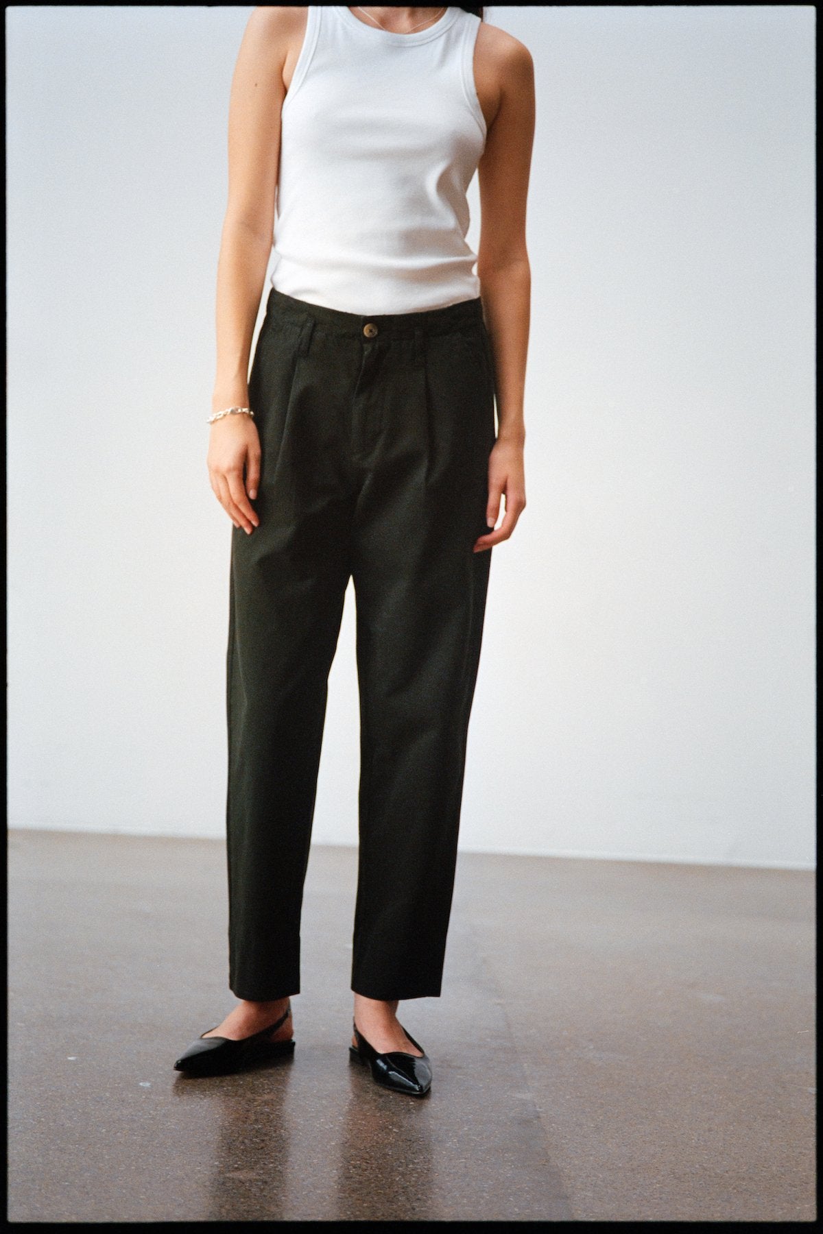 Raina - Canvas light pleat pant I Faded Black