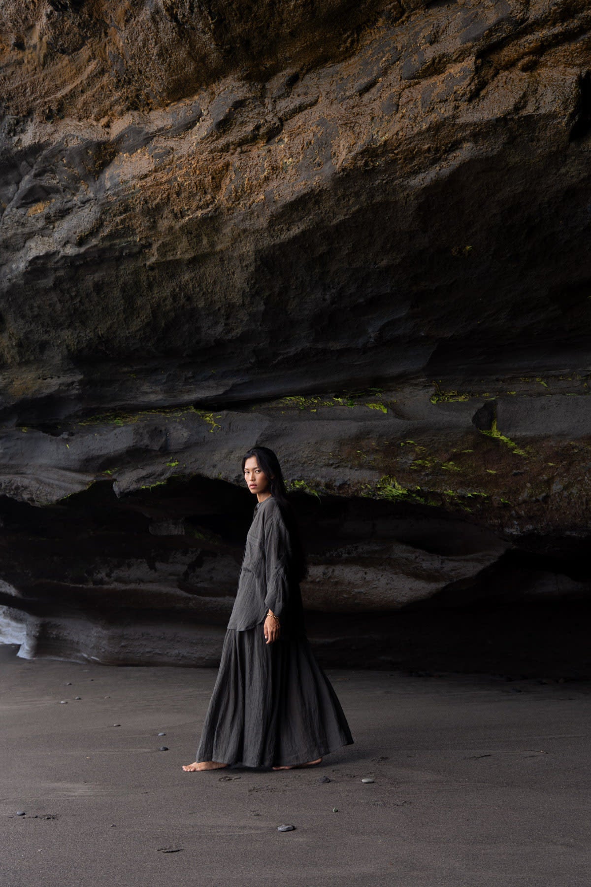 Jumana - PRE-ORDER I Crinkled flared skirt I Faded black